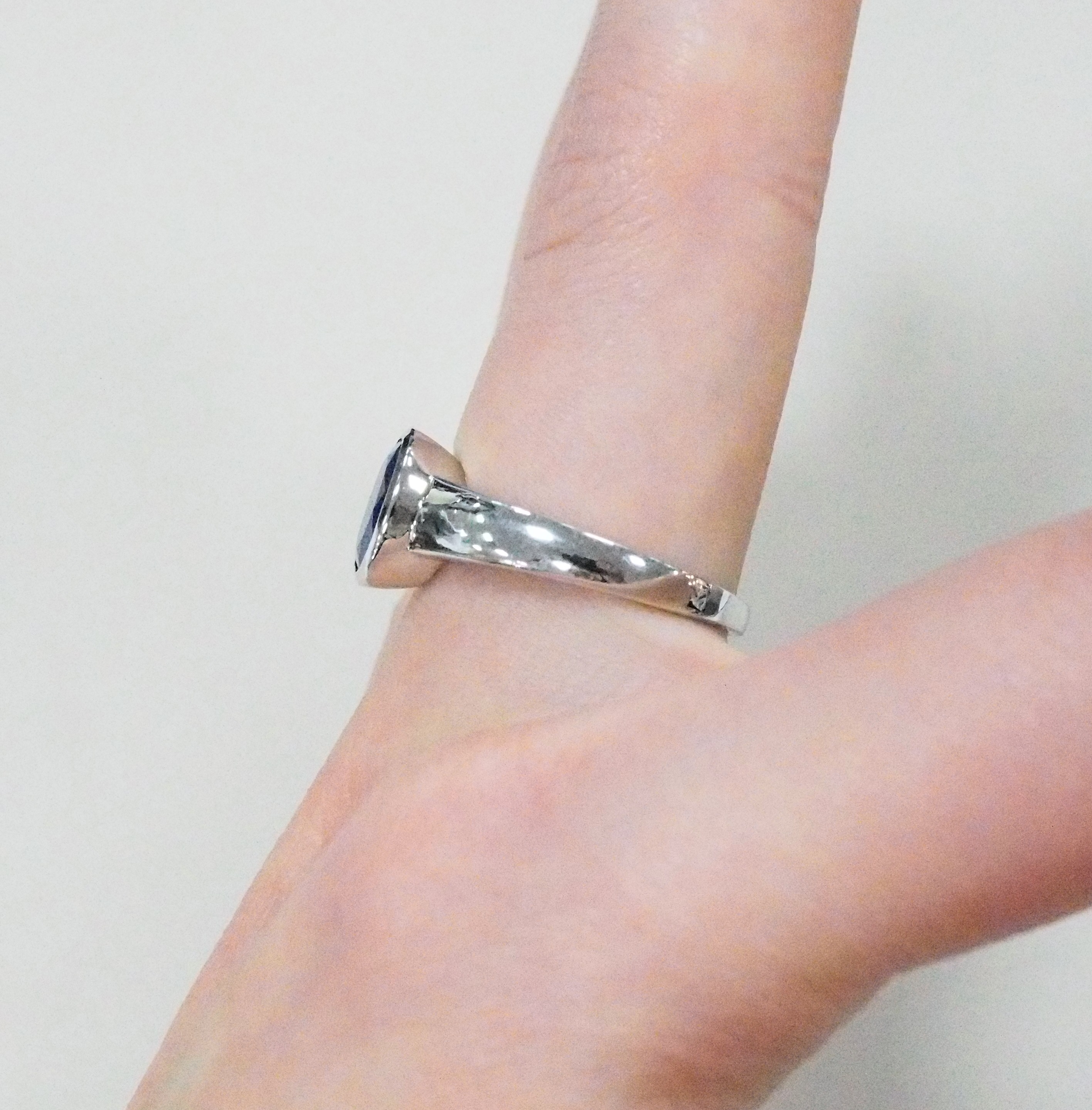 Серебряное кольцо с танзанитом